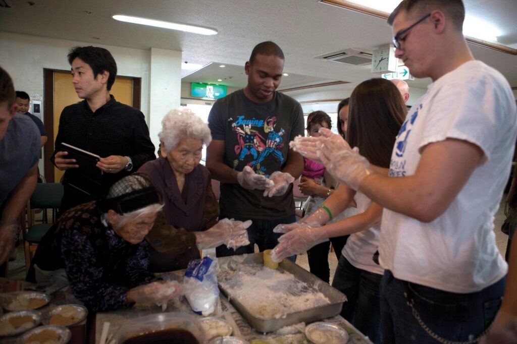 Extranjeros elaborando mochi