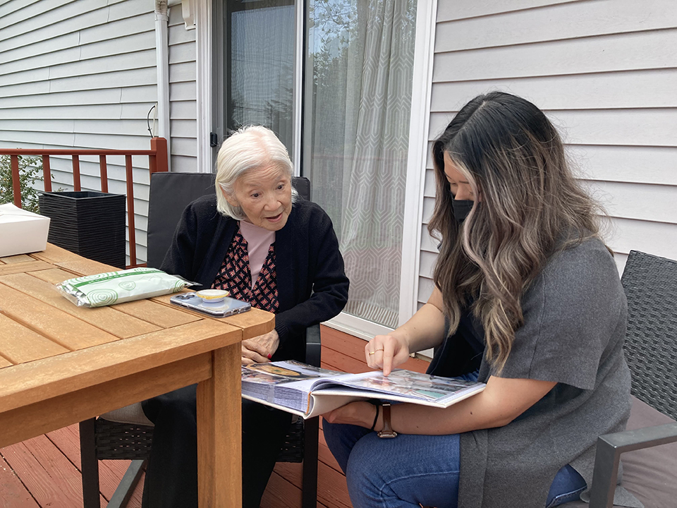 Hablando con anciana japonesa