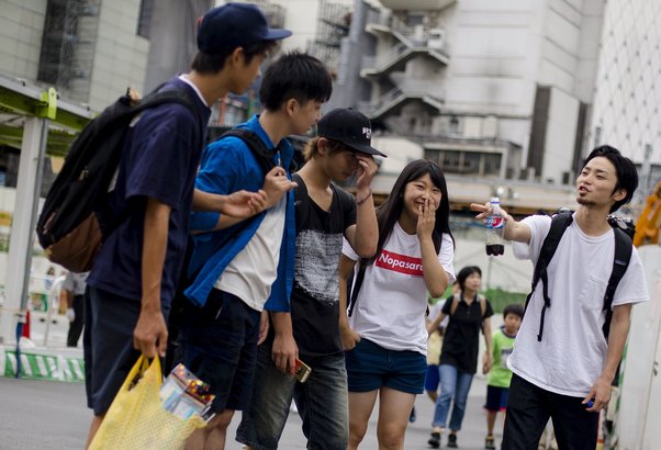 Jovenes japoneses hablando